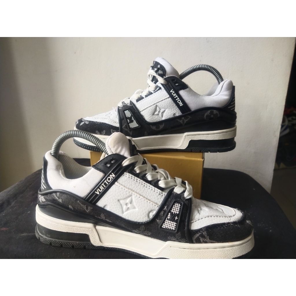 Louis Vuitton LV Trainer Sneaker size 39