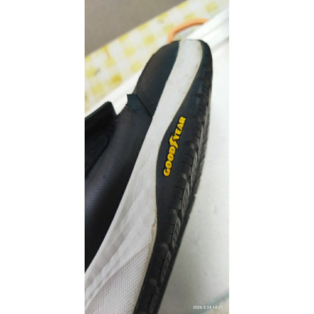 Sepatu Skechers Good Year Archfit