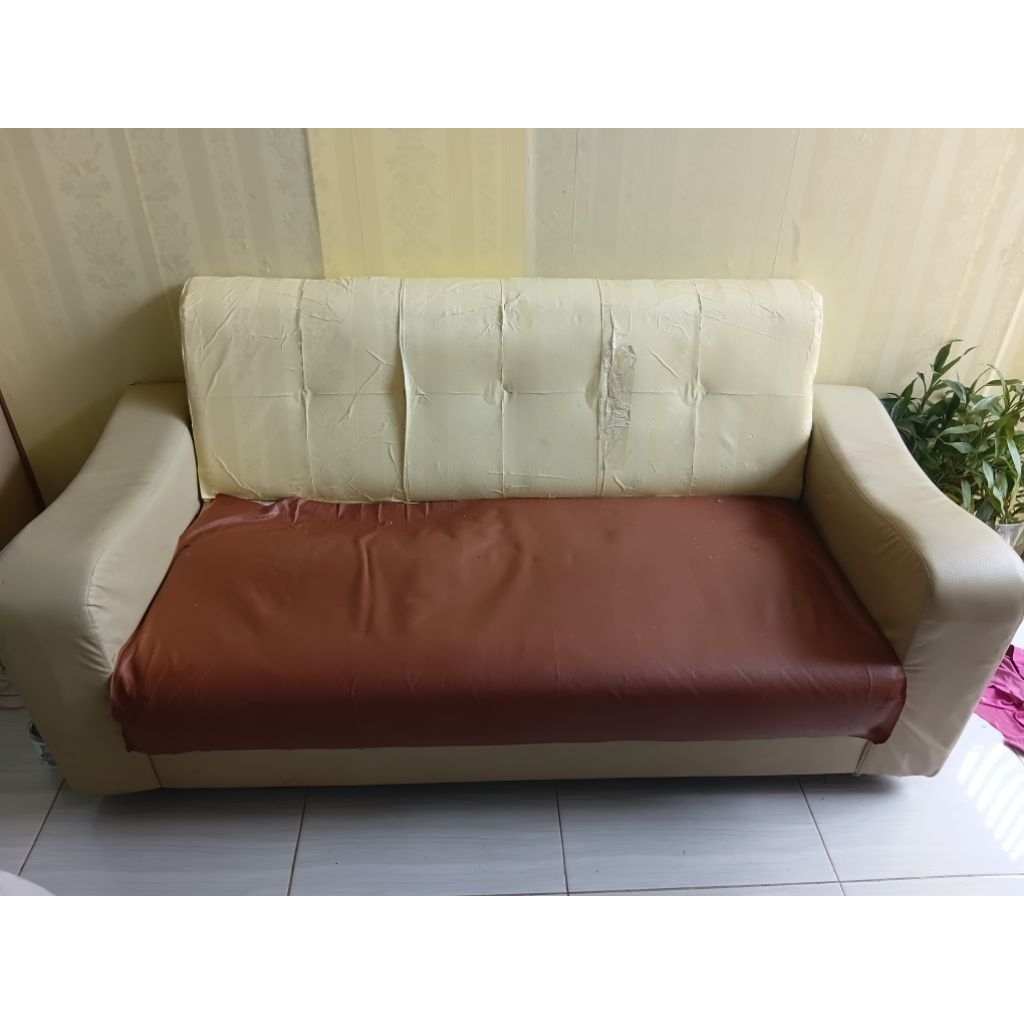 Sofa 3 Dudukan Bekas – Masih Kokoh, Murah (Ada Bagian Kempes) Second
