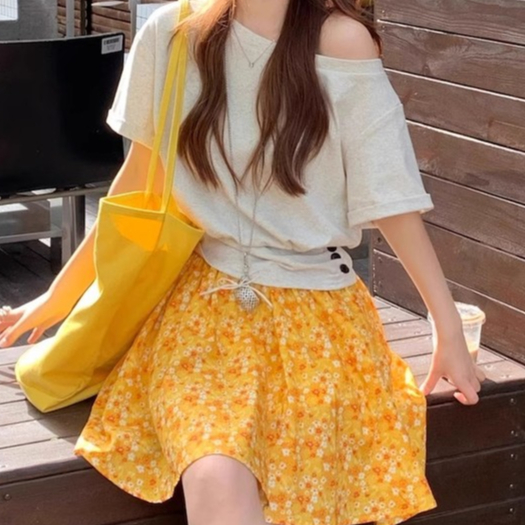 Rok bermotif bunga kuning yang serbaguna
