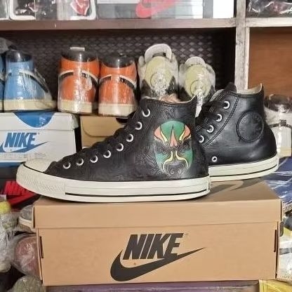 Converse Chuck Taylor All Star China Mask, SZ.41,5/265. Leather embossed mask.