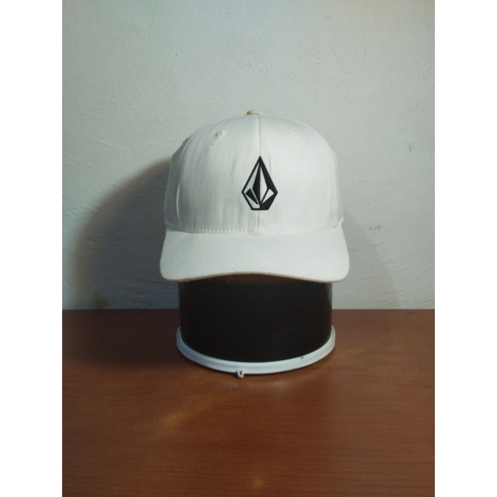 Topi Volcom x Flexfit Yupoong Ivory