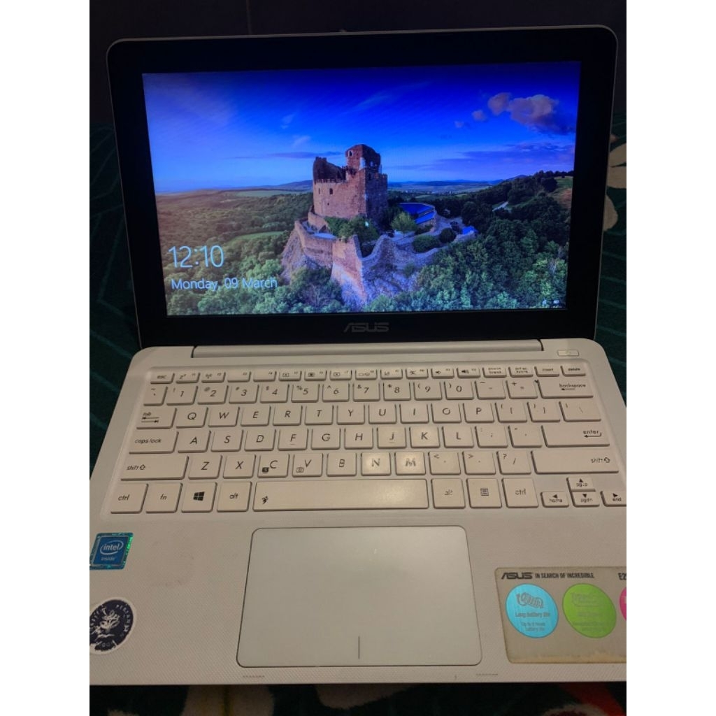 Notebook Asus E202 s Bekas mulus, ringan, Normal