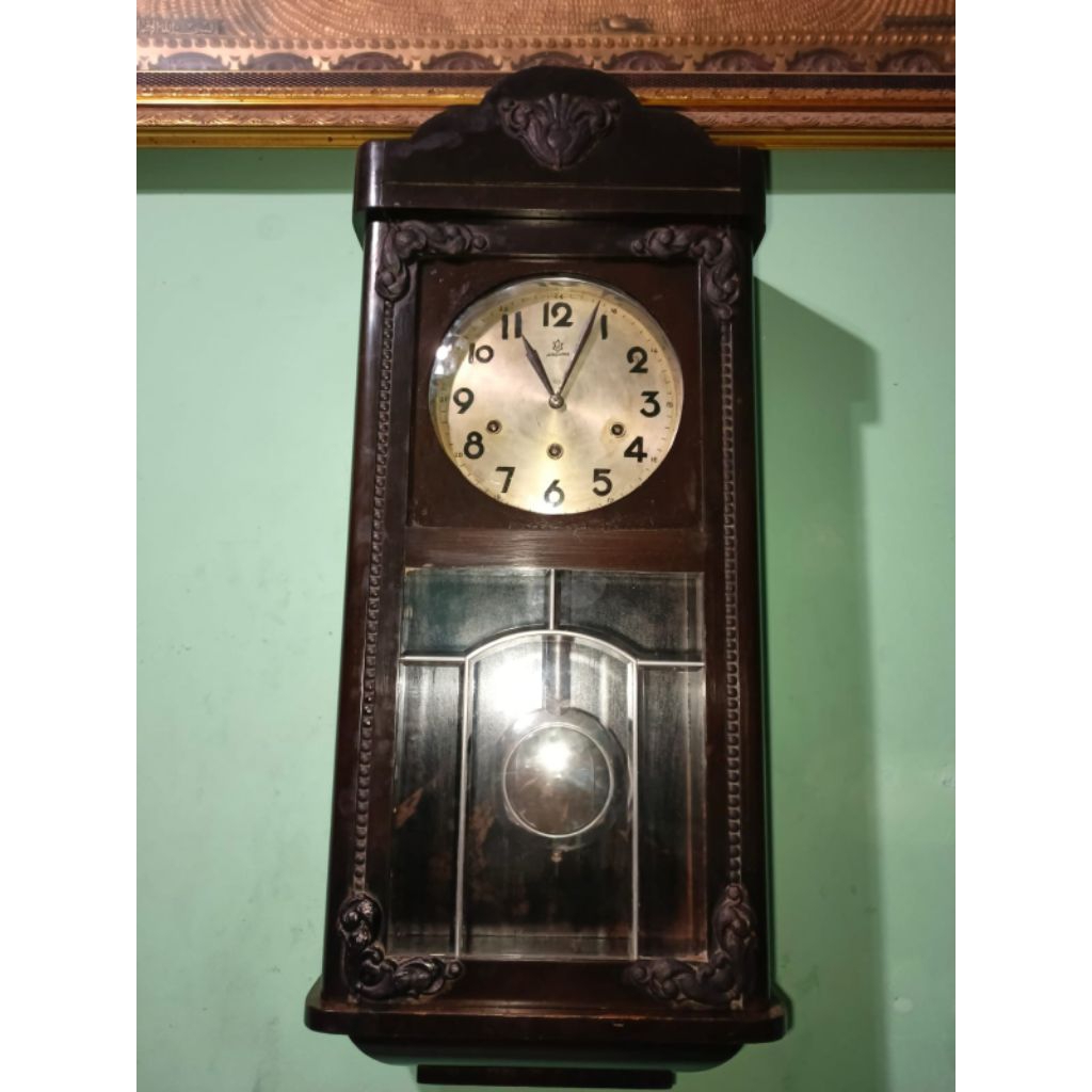 Jam dinding antik Junghans buatan Jerman