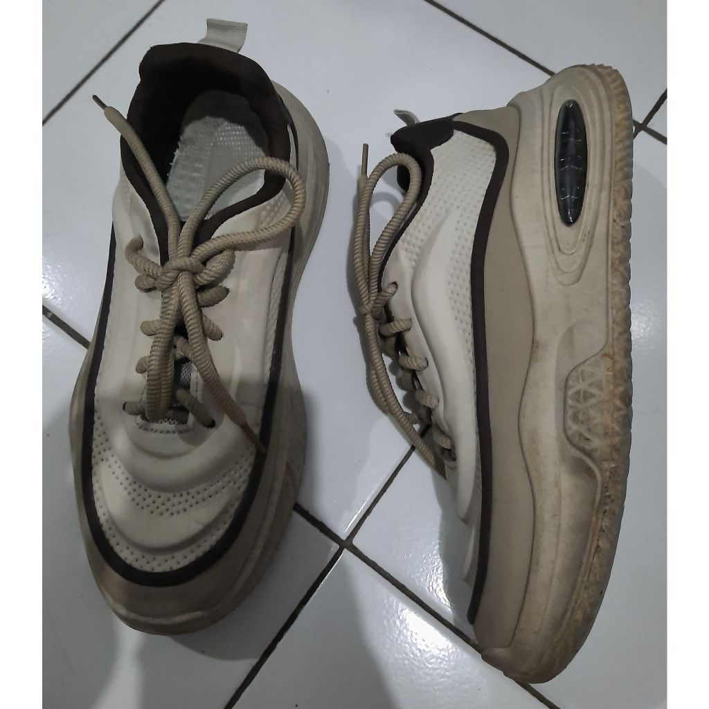 Preloved - Sepatu pria keren sneakers casual size 44