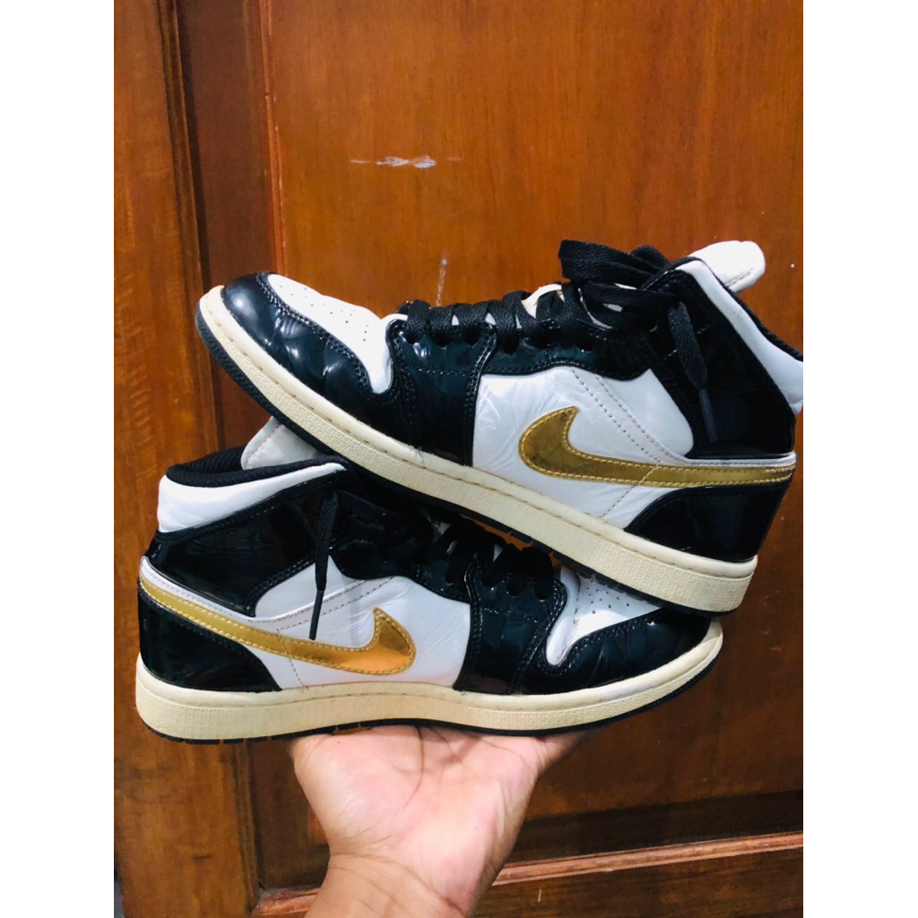 jordan 1 mid patent Blcak White Gold