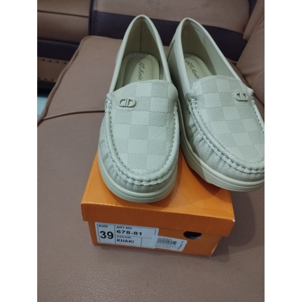 ST Moritz Ukuran 39 Flat Shoes New