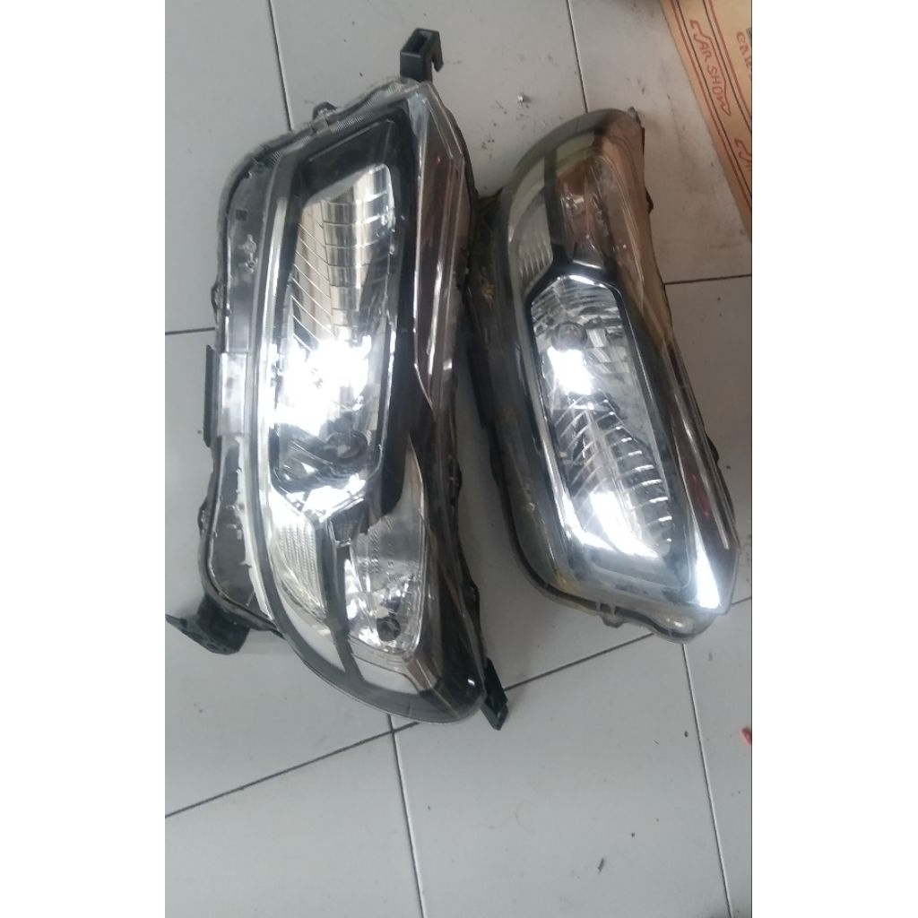Lampu depan mobil brio