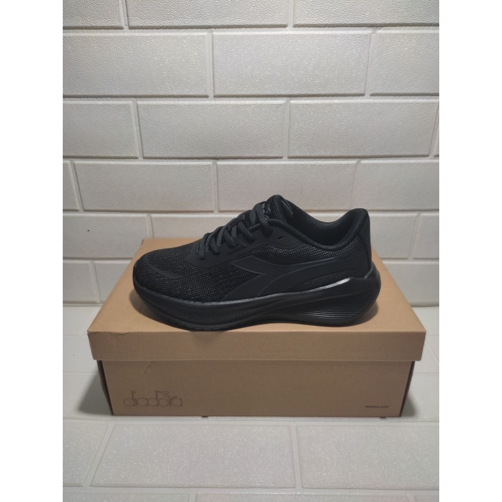 Sepatu baru Diadora full black original