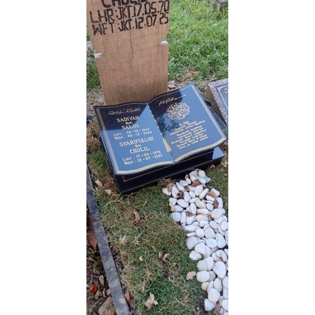 batu nisan model buku