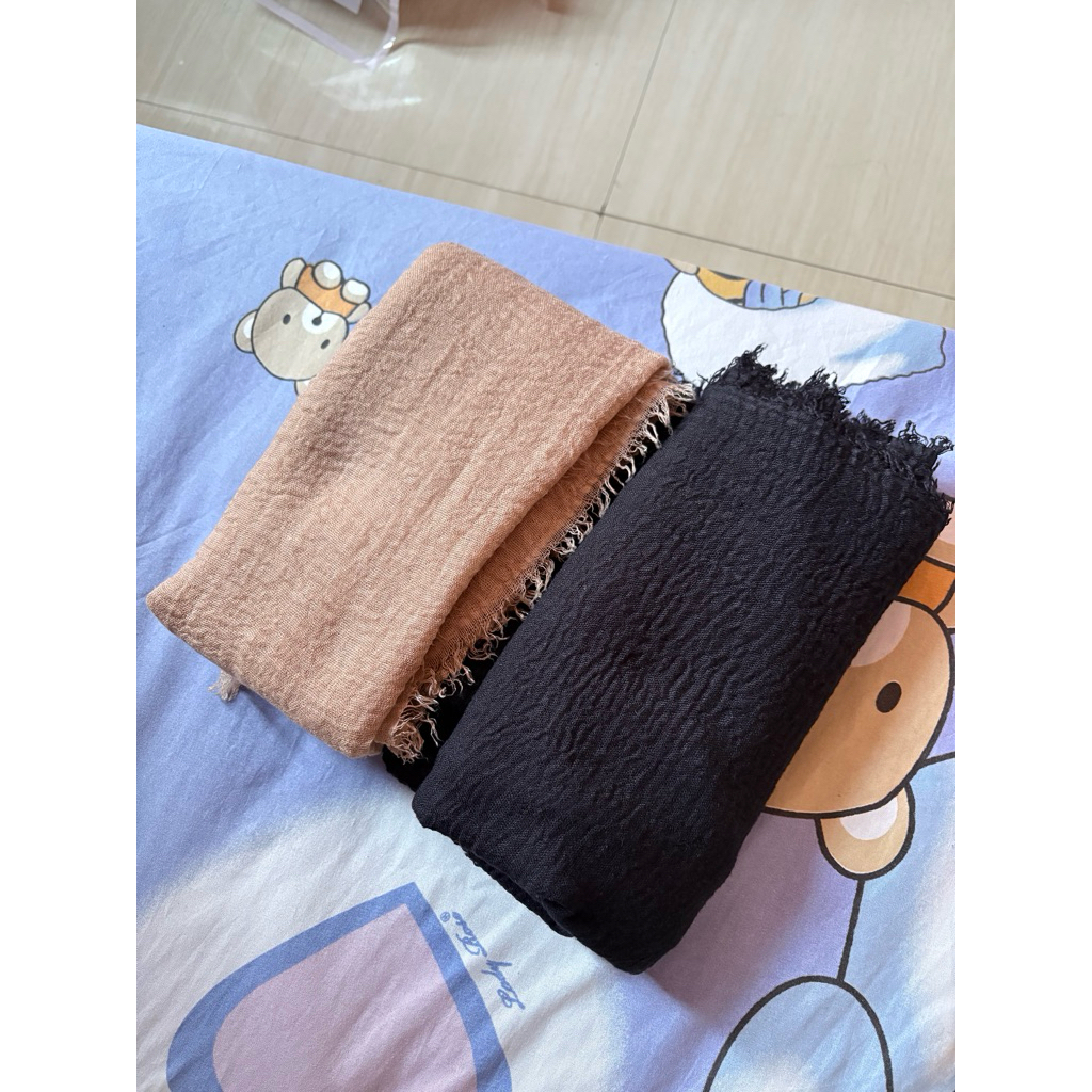 pashmina crinkle (hitam & cream)