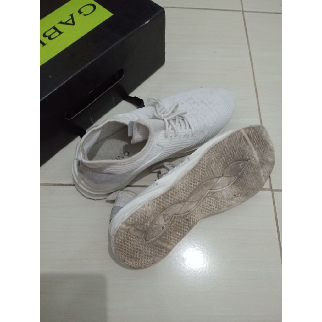 Preloved Sepatu Sneakers Gabino Pria uk 43
