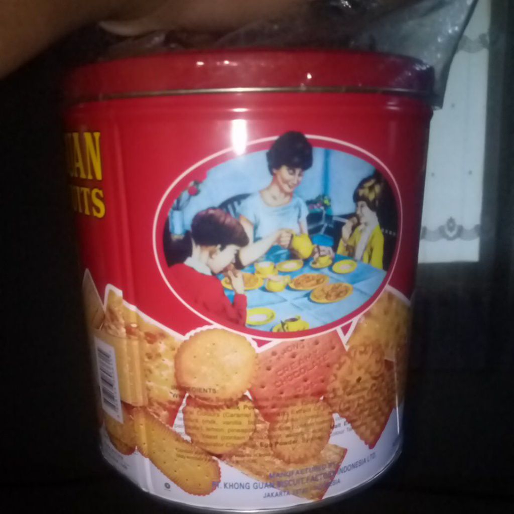 Biskuit Khong Guan Assorted Family 650gr - Rasa Beragam, Kemasan Kaleng, Pilihan Keluarga