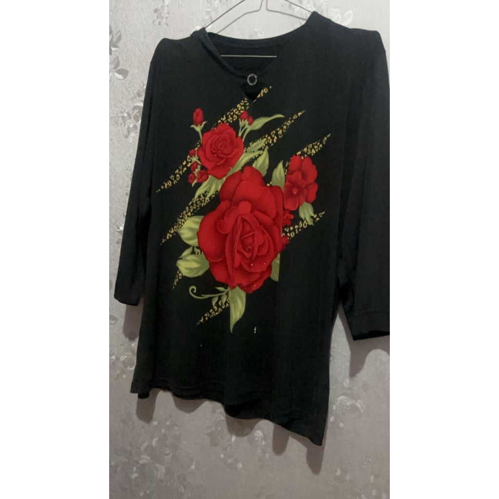 Kaos Hitam Motif Bunga Mawar Merah  (preloved)