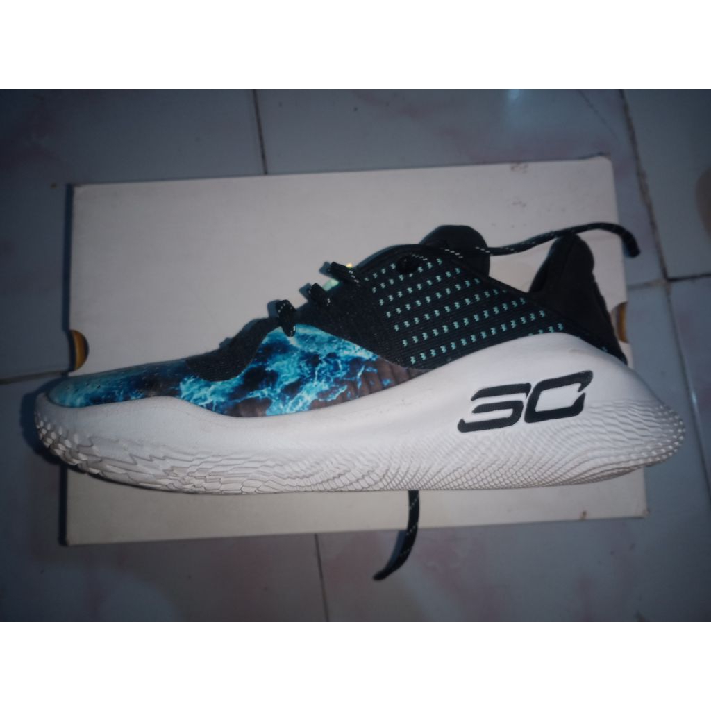Curry 4 Low Flotro