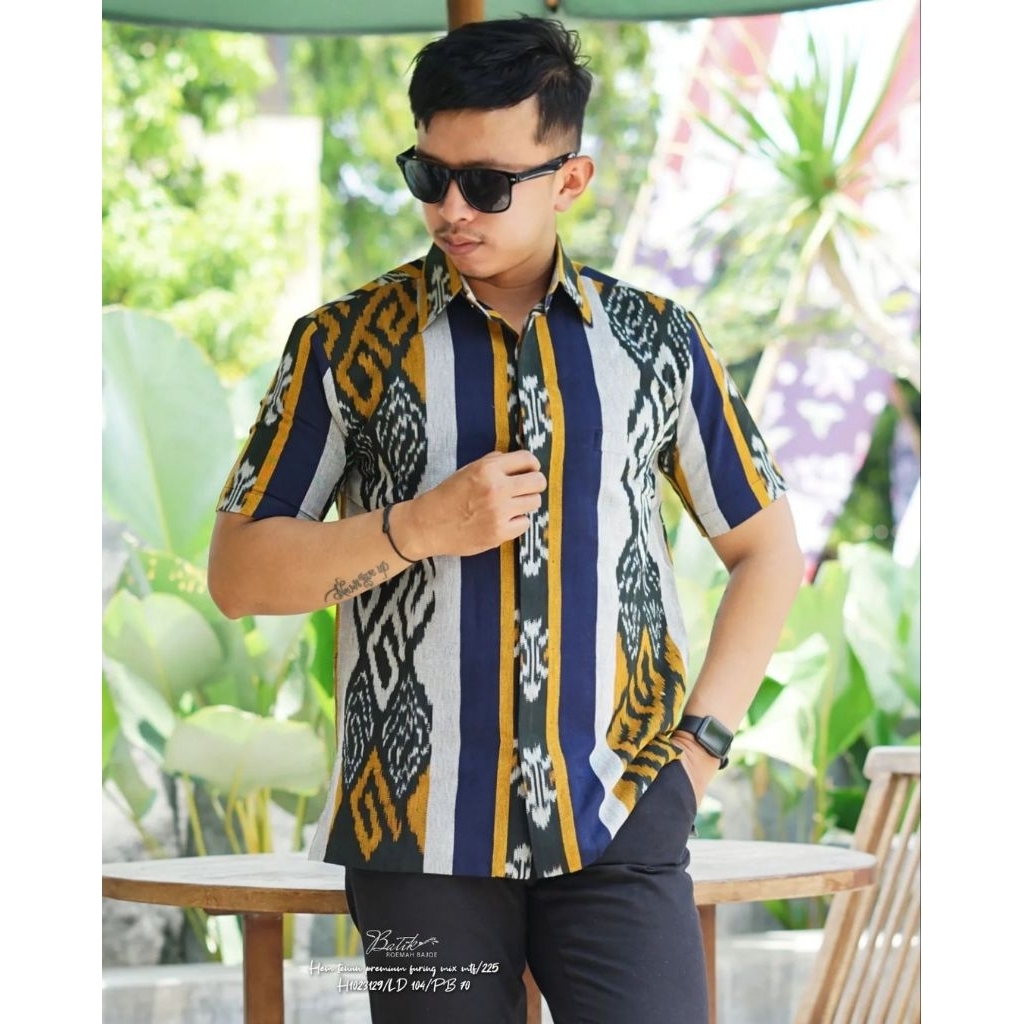 Kemeja batik pria merek Batik Roemah Bajoe tipe tenun etnik dengan motif nusantara modern.