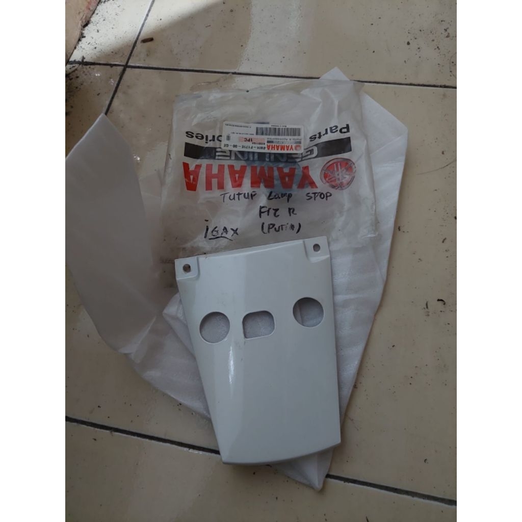 SAMBUNGAN BODI BELAKANG FIZR F1ZR WARNA PUTIH ORIGINAL 4WH-F171E-00- GE