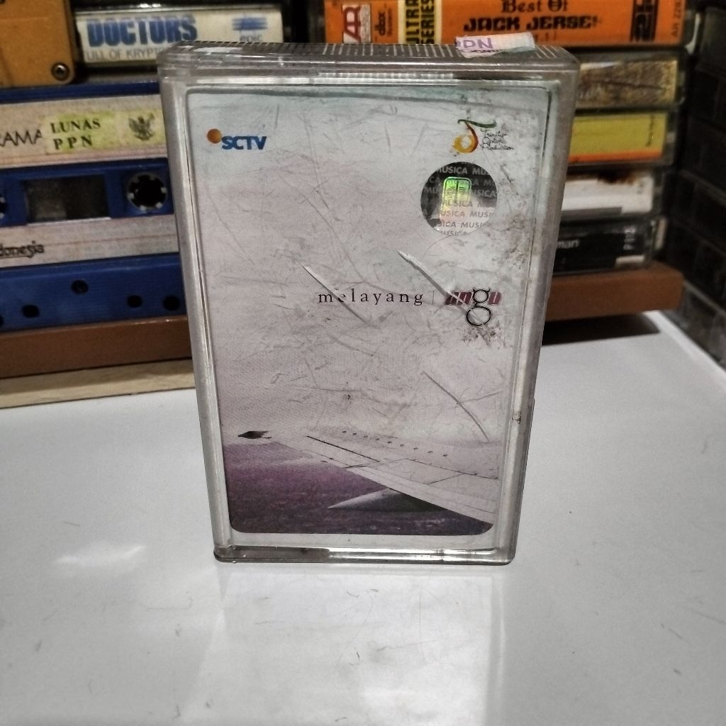 kaset pita UNGU Melayang