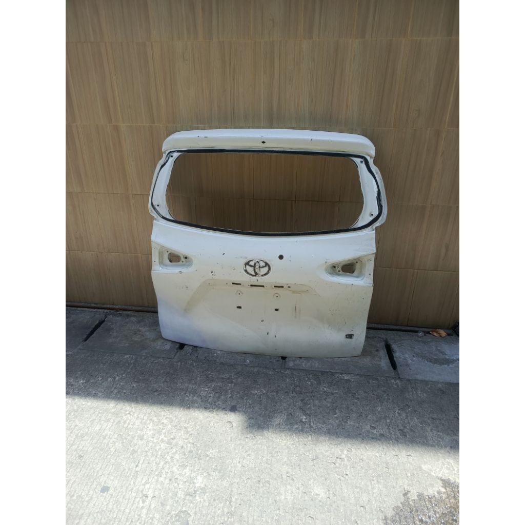 Pintu Bagasi Toyota Sienta