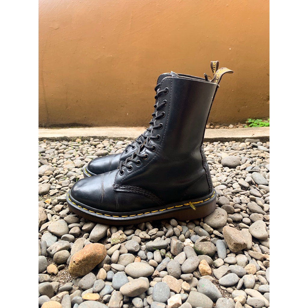 Original England Sepatu Dr Martens