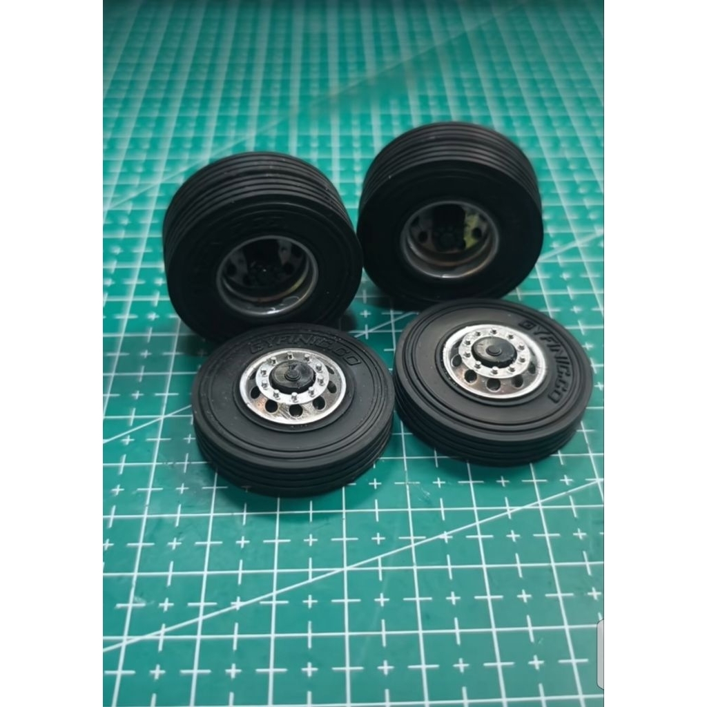Ban karet untuk miniatur bus RKC lama dan baru UHD tronton by gyvin