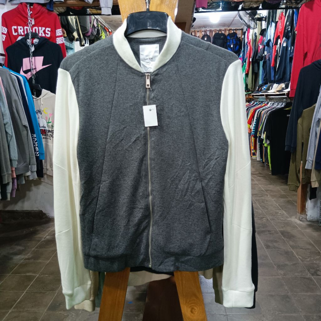 jaket bomber HUM tebal size M casual bagus