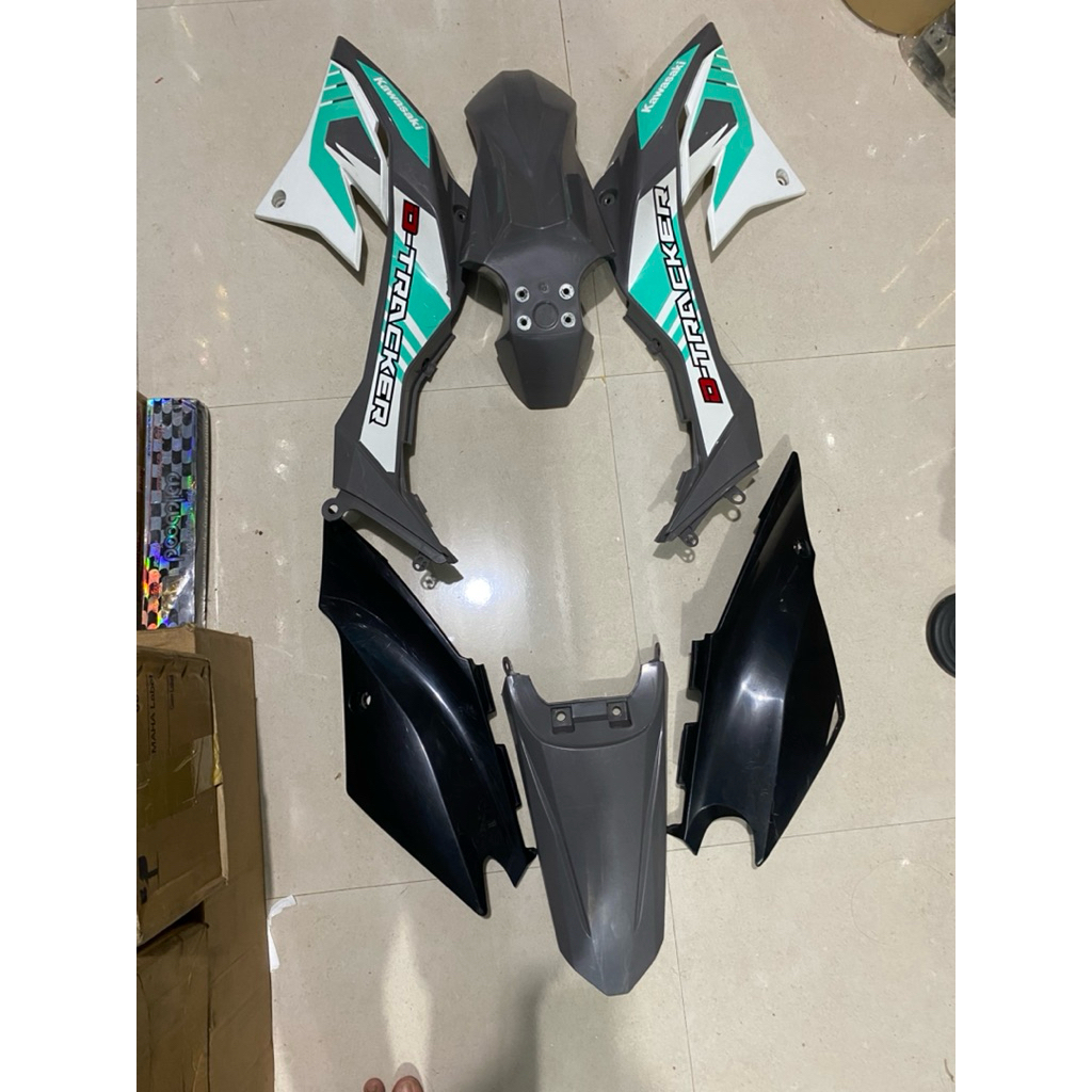 COVER BODY SET KLX 150 BF ORIGINAL COPOTAN TIDAK ECER JUAL SPERTI DI FOTO BARANG ORI TIDAK ADA YG PE