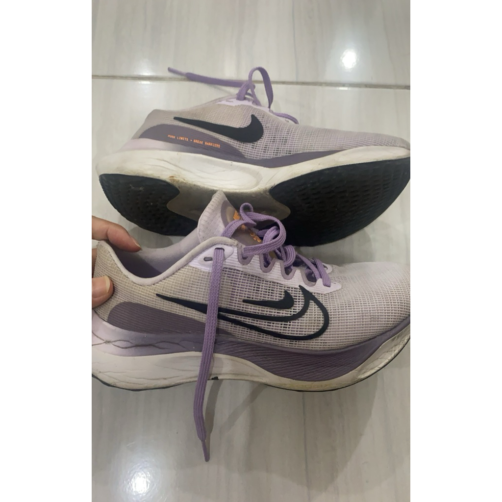 sepatu nike purple running no minus sz 36,5. hanya lem logo terkelupas bisa di lem dan kotor. no box