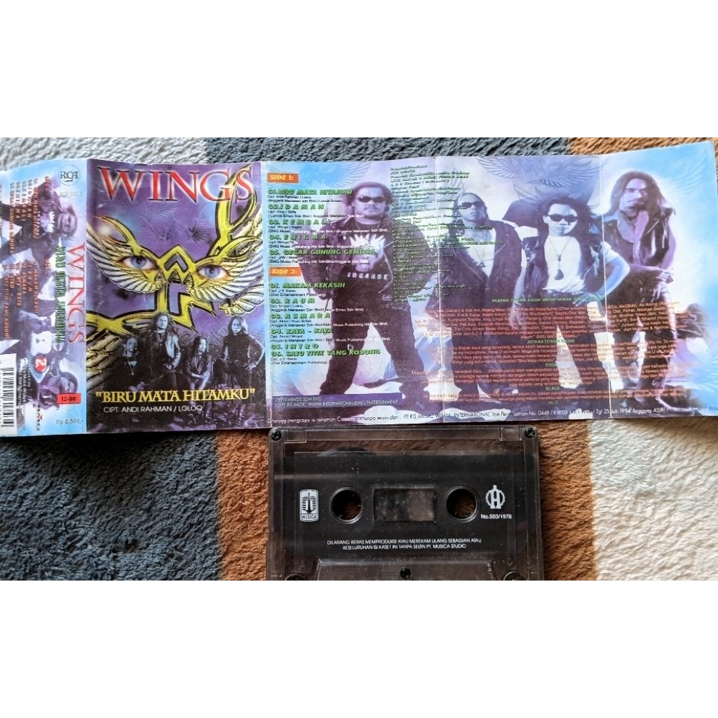 kaset pita WINGS album Biru Mata Hitamku