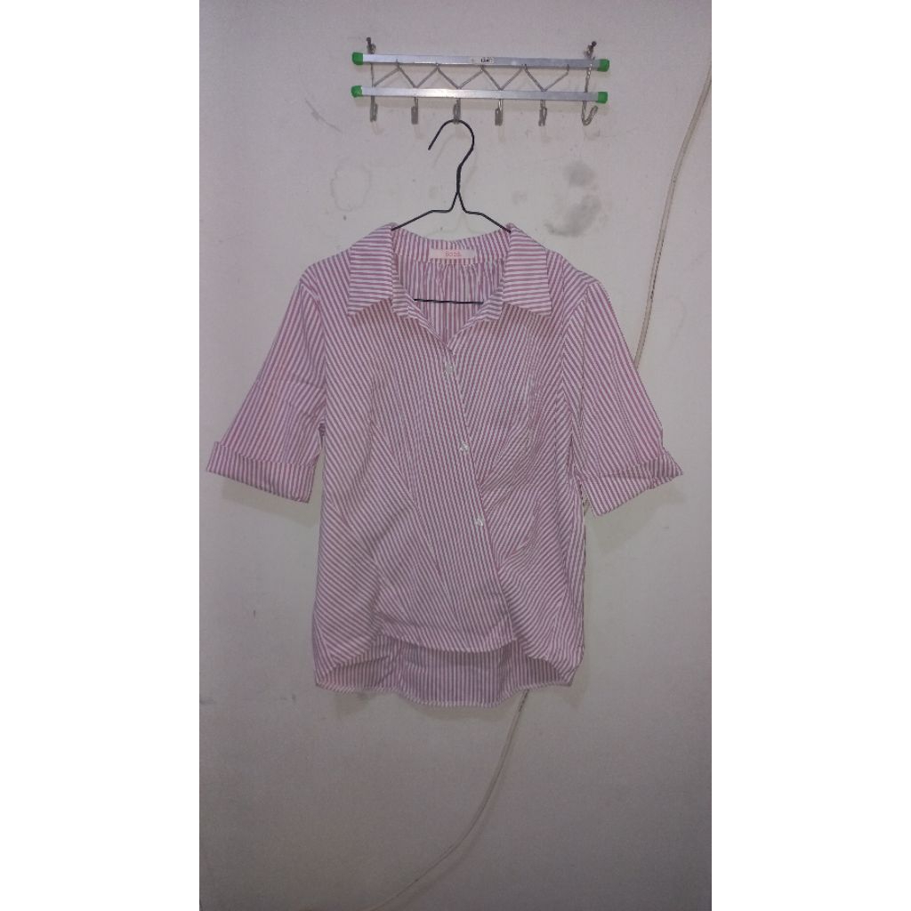 Kemeja pink bergaris lengan setengah