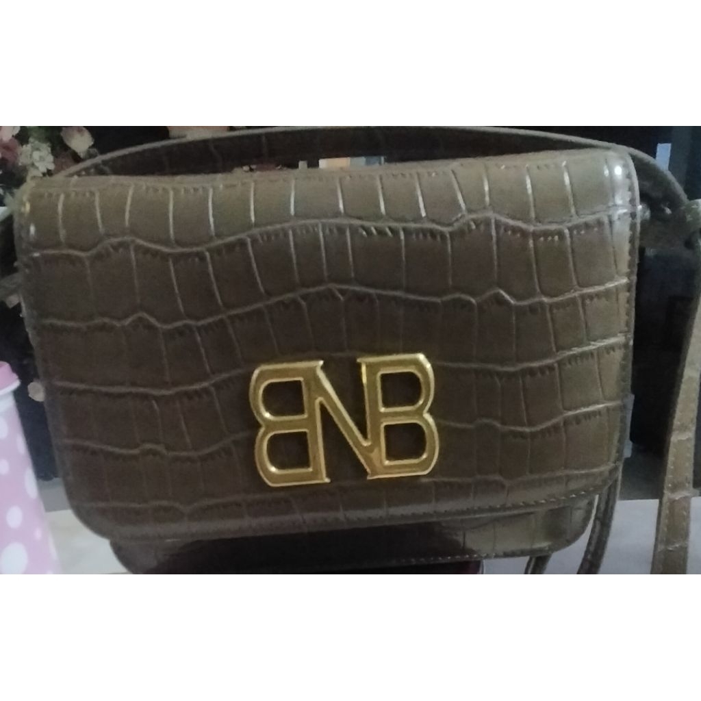 tas slempang BNB