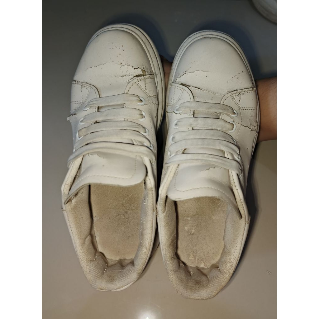 Preloved Sepatu Sneakers Putih Size 40