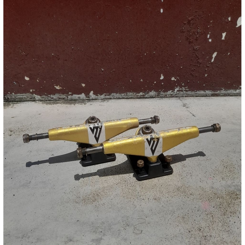 Skateboard Truck Alienwear hollow + boltnuts second / bekas