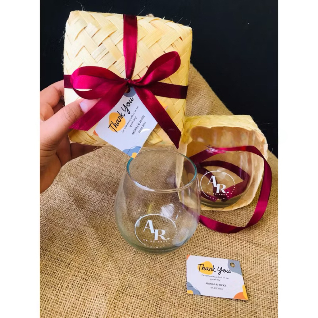 Souvenir pernikahan gelas kaca tuscany plus cetak sablon kemasan besek bambu