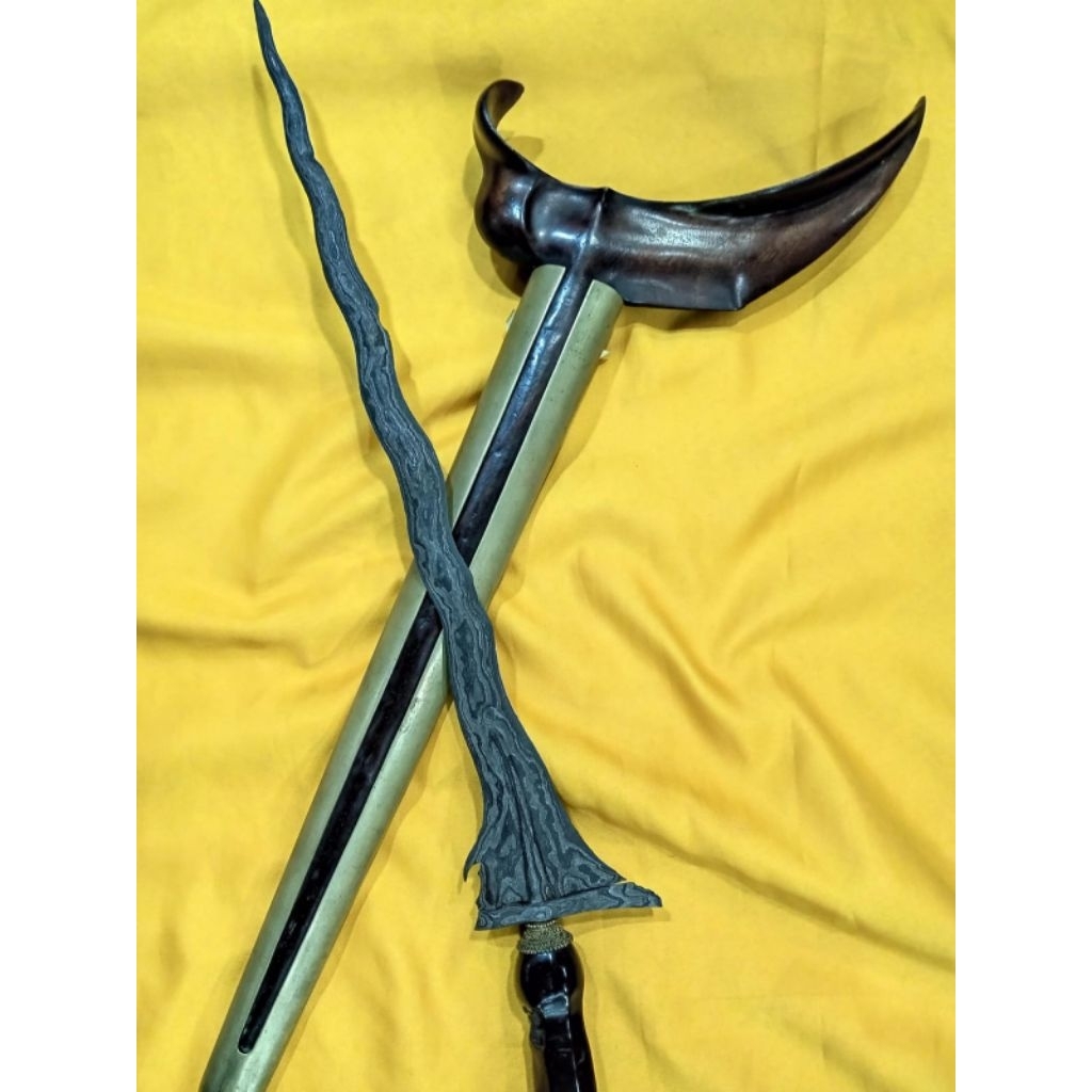 Keris Sepuh Sangkelat Pamor Ngulit Semongko Tangguh Madiun Warangka Ladrang Solo Iras Pendok Blewah