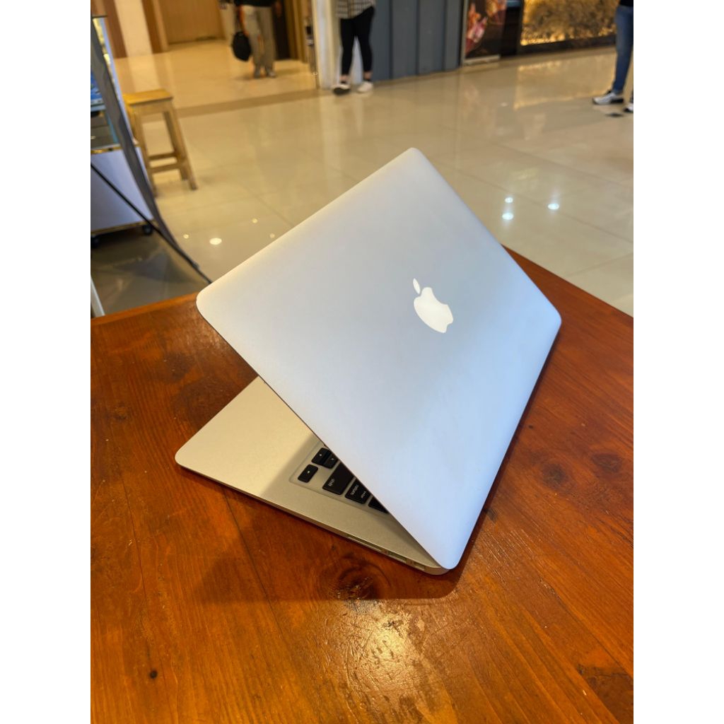 MACBOOK Air (13-inch, Early 2015)