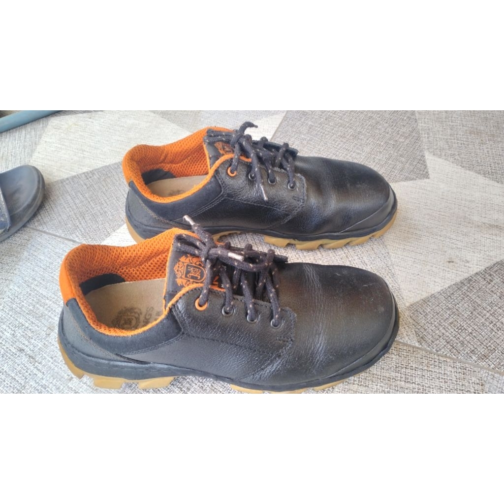 sepatu safety pendek kulit Kings 42 second