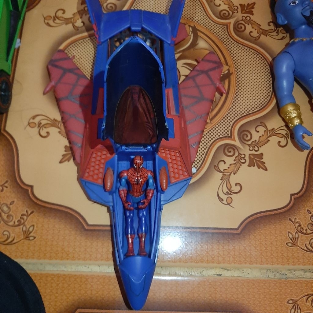pesawat spiderman marvel dan figure spiderman marvel toybiz 1998 vintage