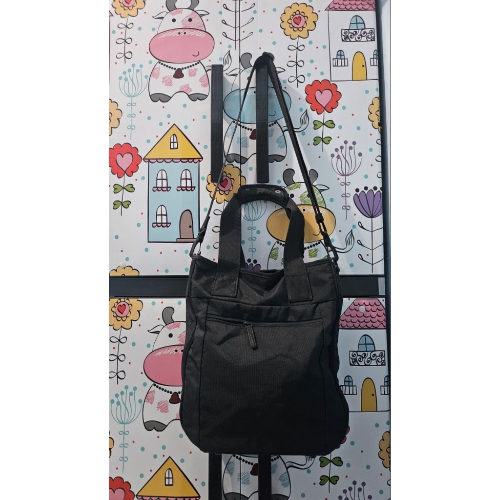 Uniqlo sling bag/tas sling banyak ruang