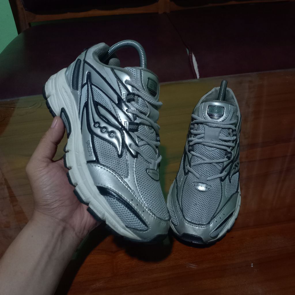 SAUCONY GRID COHESION 2k GREY SILVER SEPATU SECOND BRANDED SNEAKERS PRIA WANITA