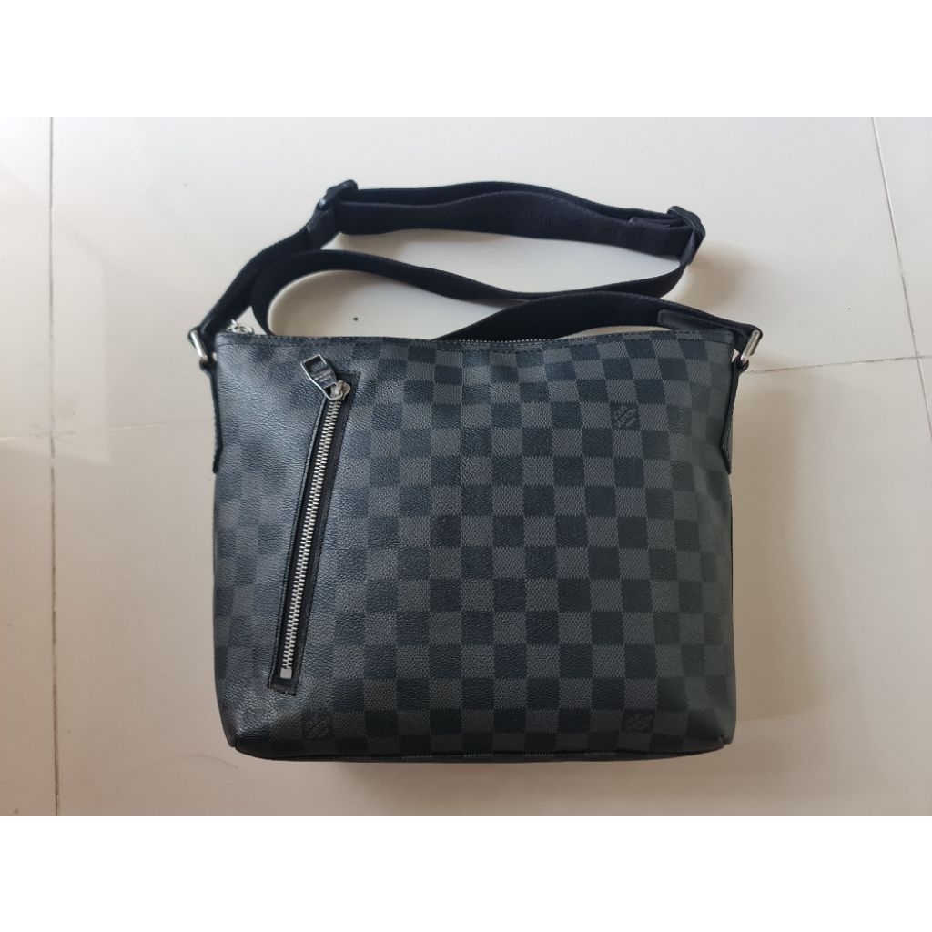 108. Tas SlingBag Landscape Pria Louis Vuitton Dak Grey
Mantan / Bekas / Second

Size : 32cm x 5cm ×