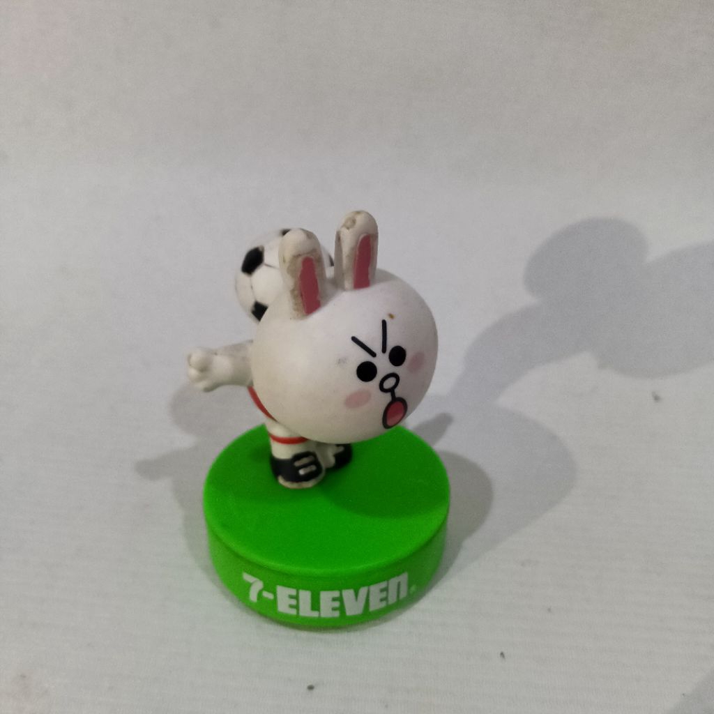 Figure Kelinci Putih Main Bola