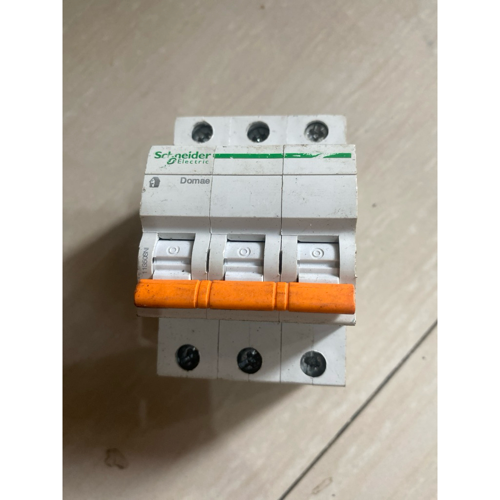MCB Schneider Dome 3 Phase Proteksi Listrik Otomatis
