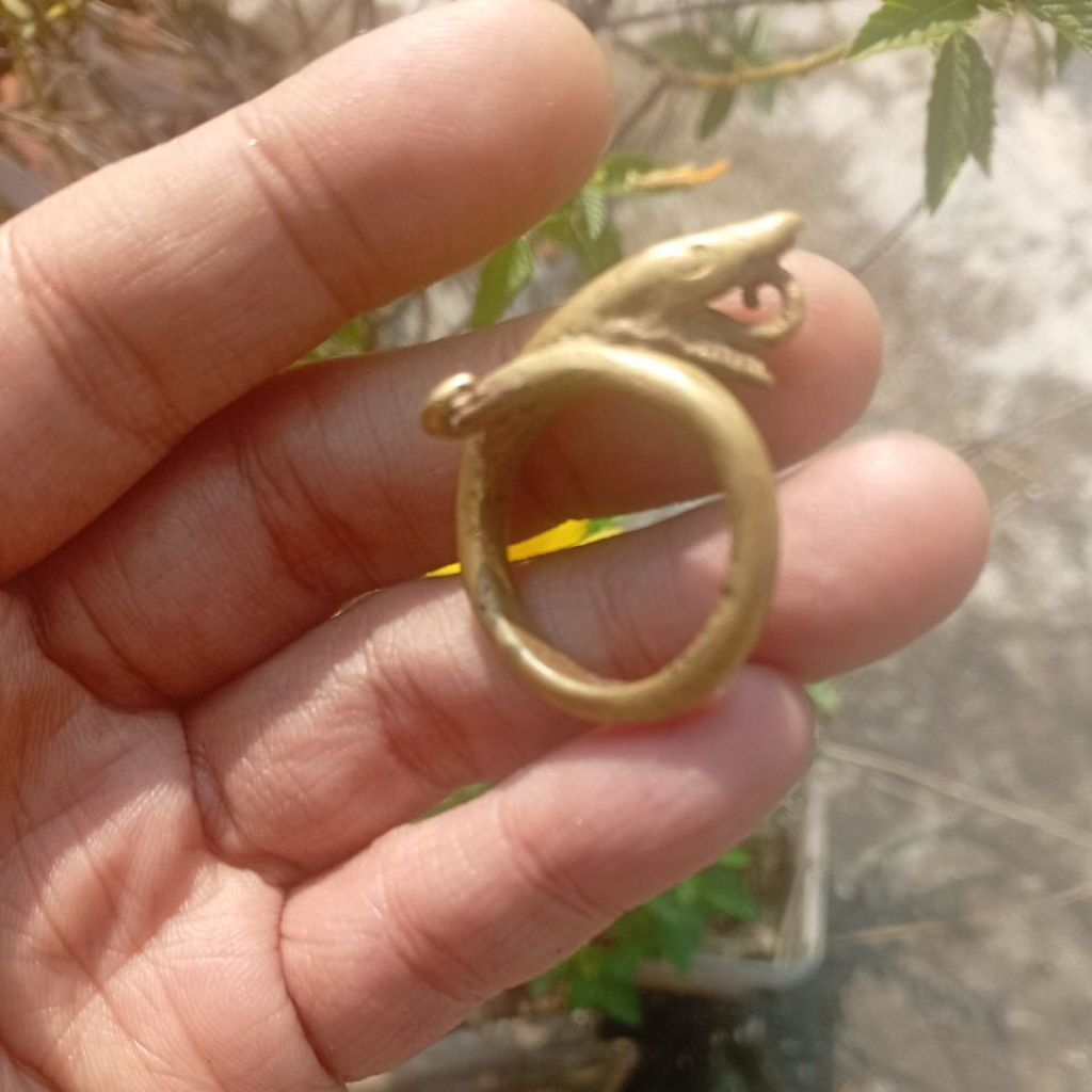 Cincin Antik Temuan Kuno berlidah