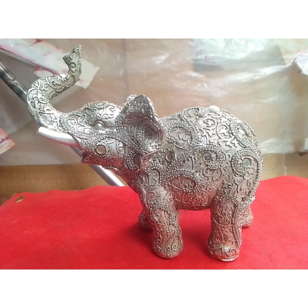 koleksi pajangan antik gajah Thailand