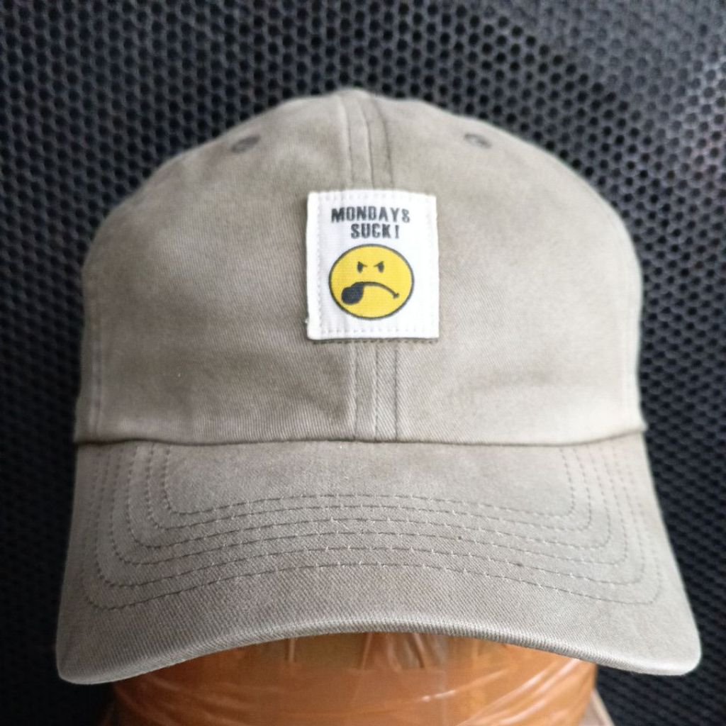 Topi smiley world "mondays suck"