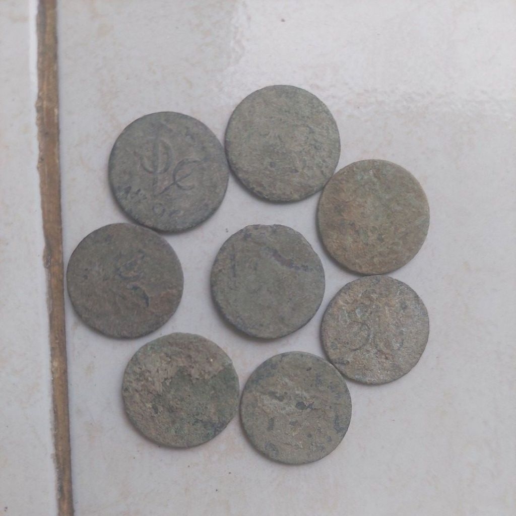 8 keping koin Voc gacha tertutup tanah temuan. semoga beruntung