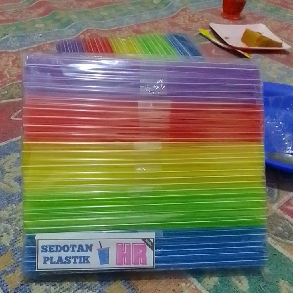 sedotan plastik warna warni