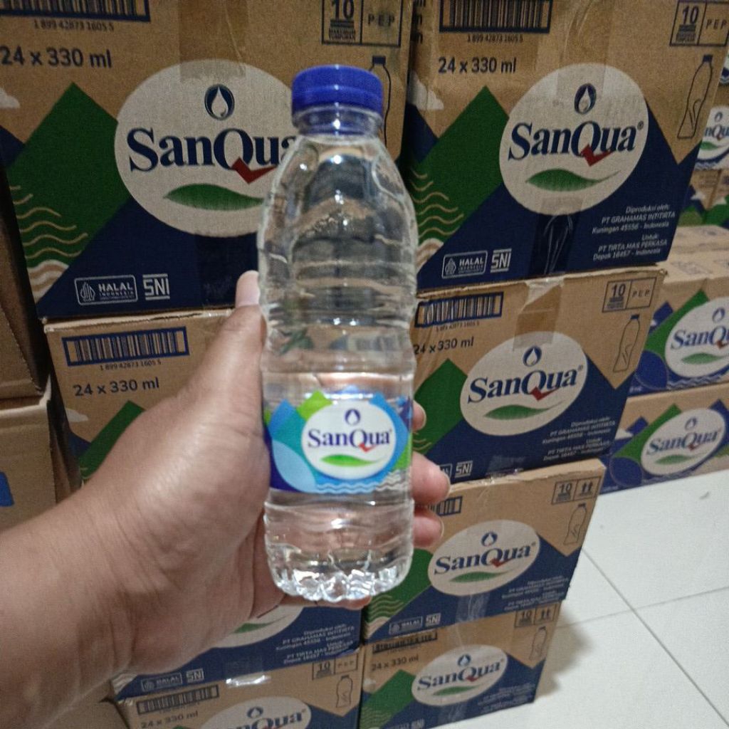 Air mineral SanQua (330 ml) isi perbotol 330 ml (mini sedang, lucu) 1 karton/dus isi 24 botol