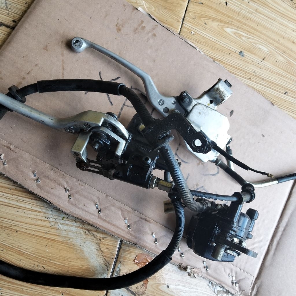 kaliper rem depan satu set Kombi Honda beat esf seken orsinil